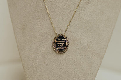 Colar Oval Cravejado Cruz Dourado