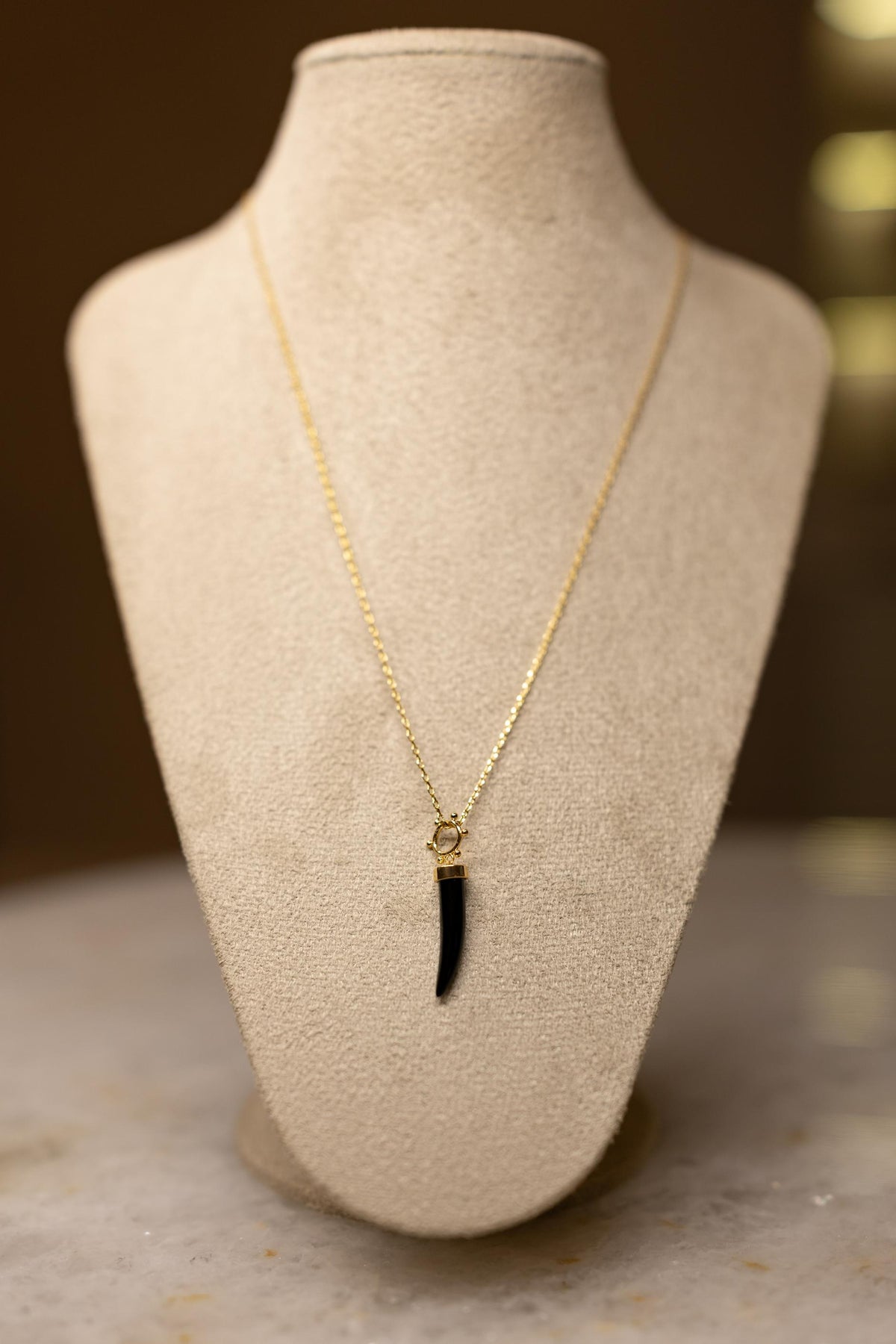 Colar Dente Resina Preto Dourado
