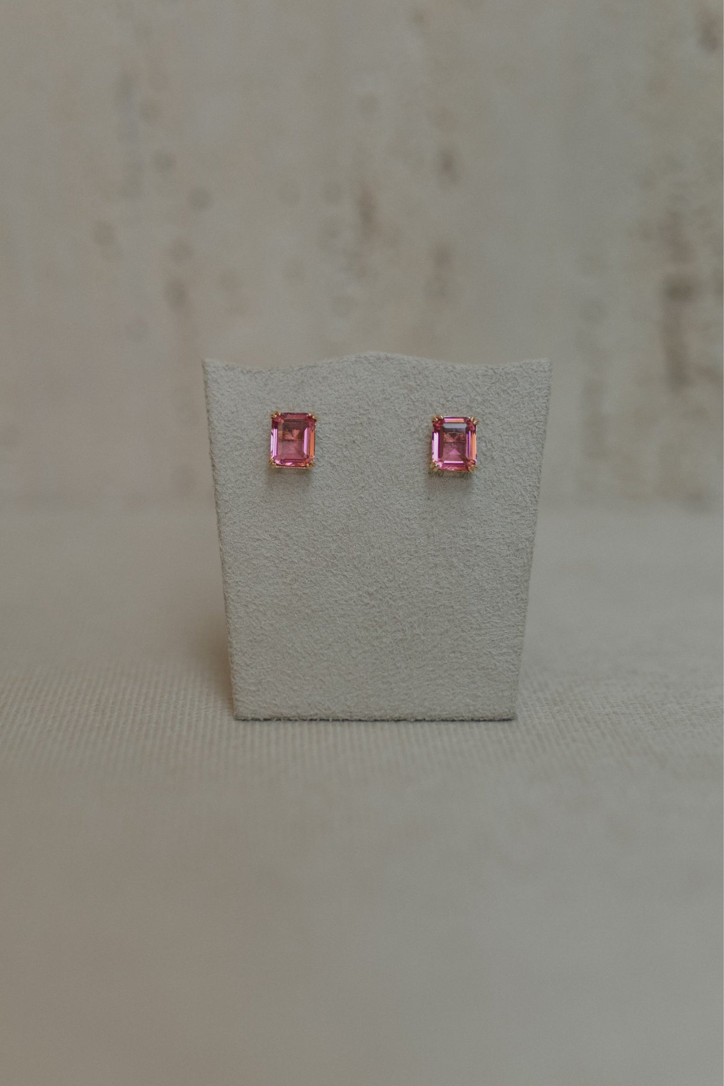 Brinco Solitário Retangular Safira Rosa Dourado