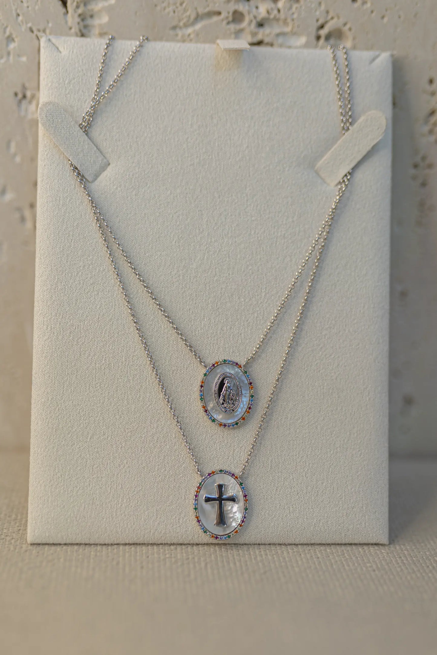Colar Escapulário Madrepérola Rainbow Nossa Senhora das Graças Ródio Branco