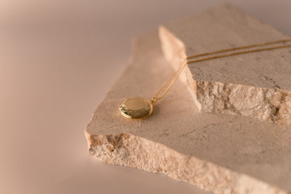 Colar Relicário Borda Trabalhada Dourado