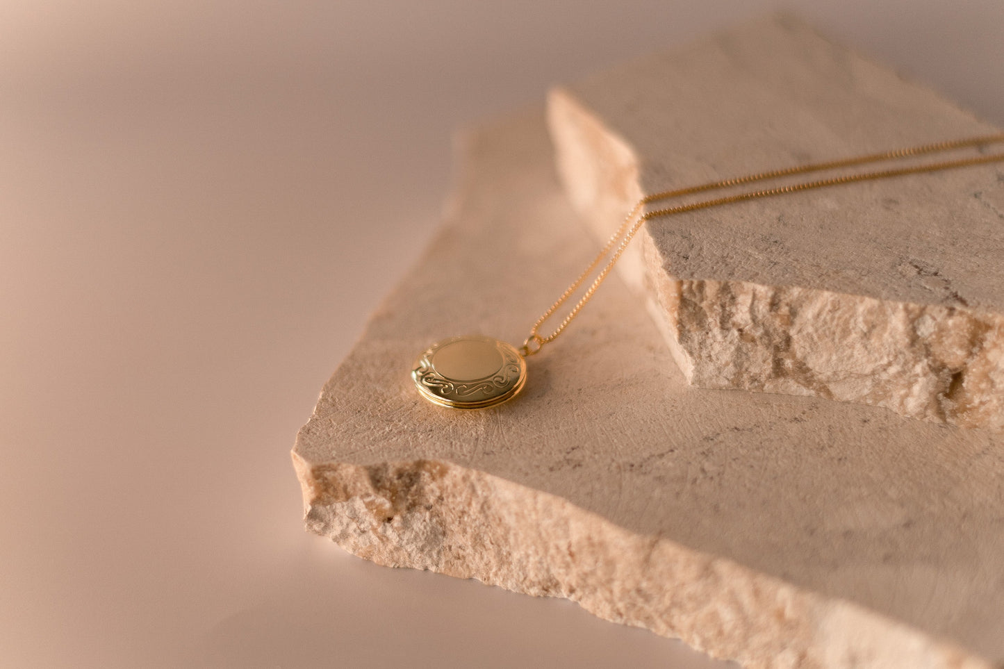 Colar Relicário Personalizado com 2 Fotos | Borda Trabalhada Banho Ouro 18k