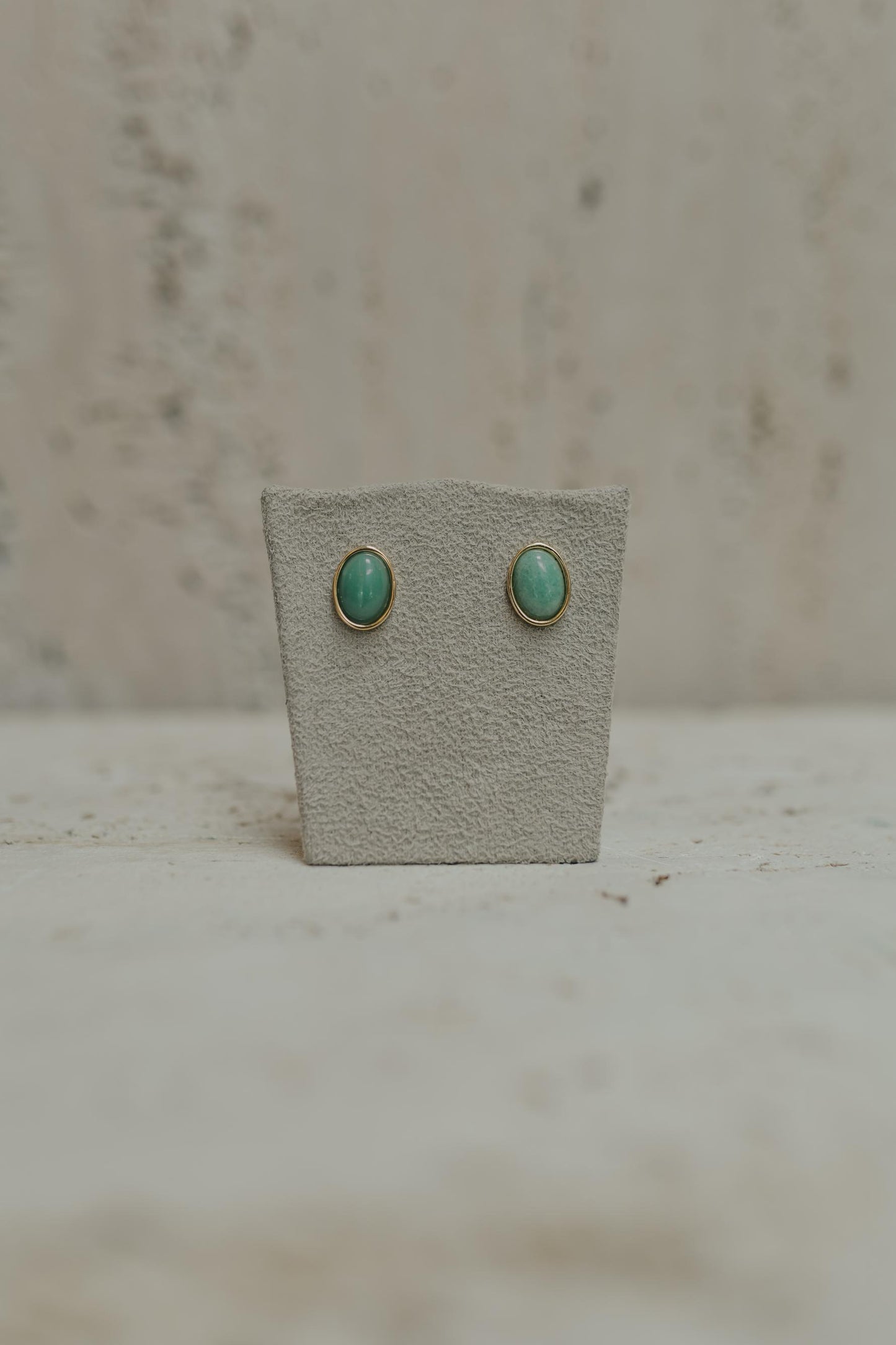 Brinco Oval Pedra Natural Dourada