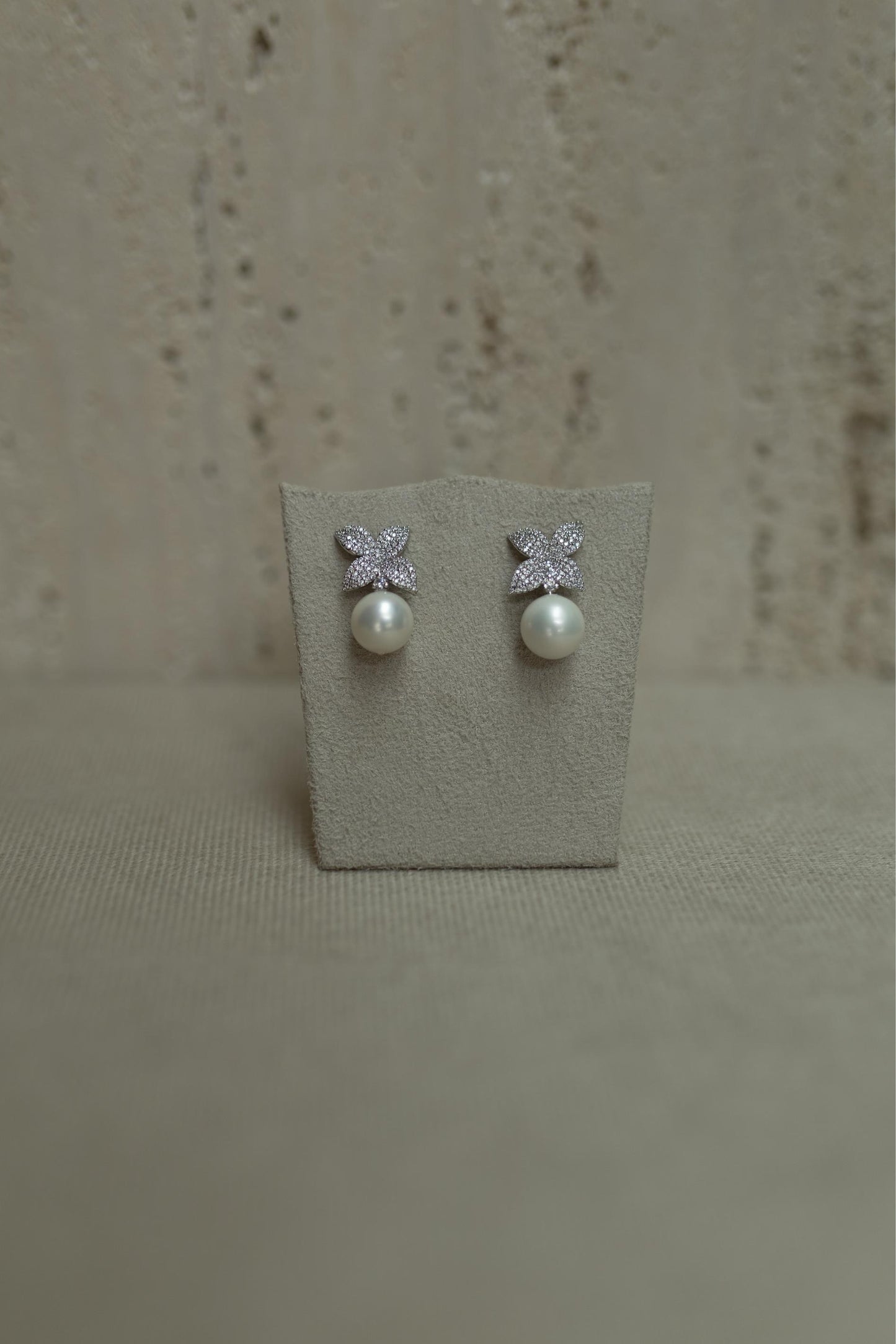 Brinco Camélia Com Pérola Ródio Branco