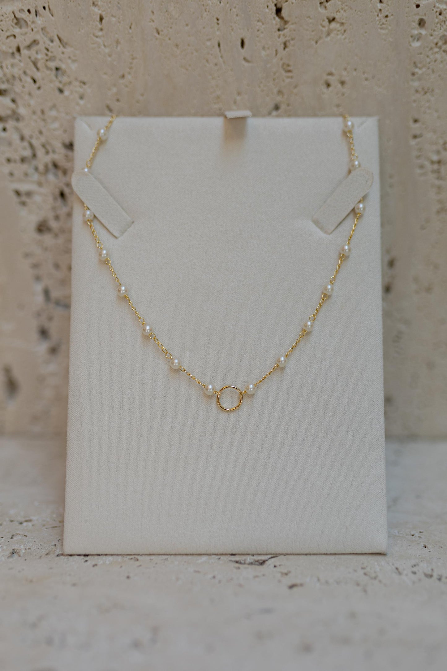 Colar de Pérolas com Elo Dourado