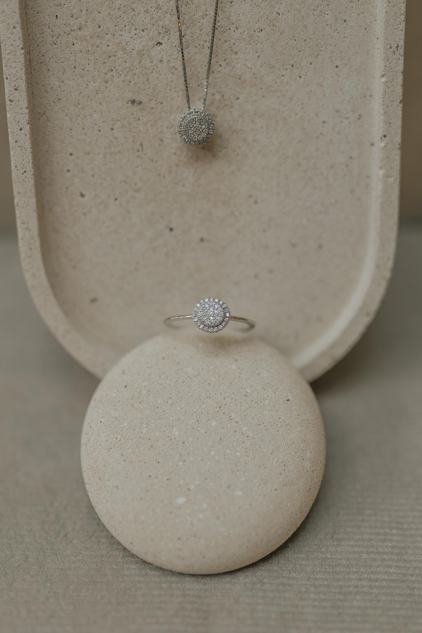 Anel Solitário Redondo Cravejado Prata 925 Ródio Branco