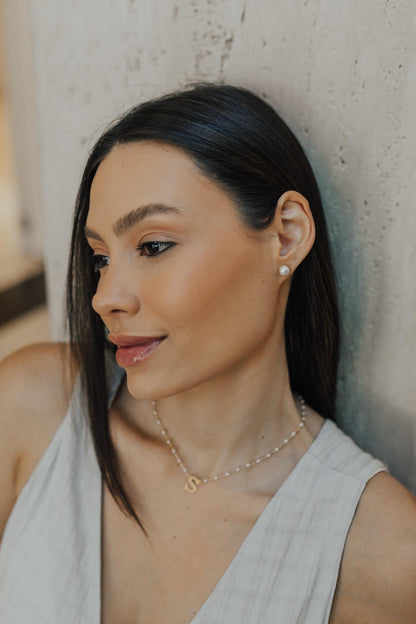 Colar Pérola Letra Dourado