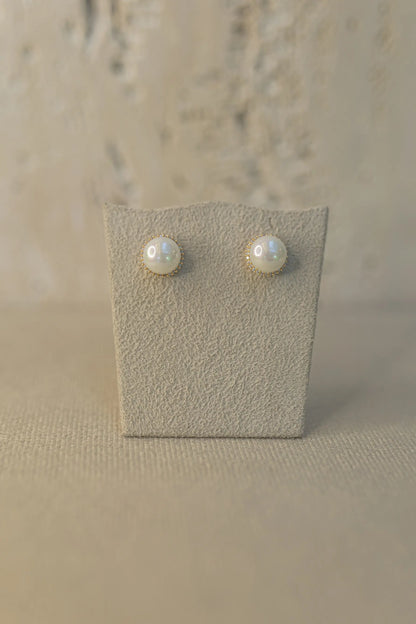 Brinco de Pérola Borda Cravejada Dourada