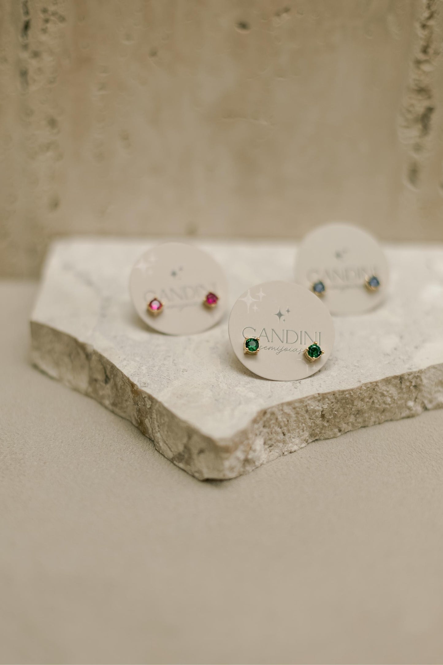 Brinco Solitário Redondo Rubi Dourado