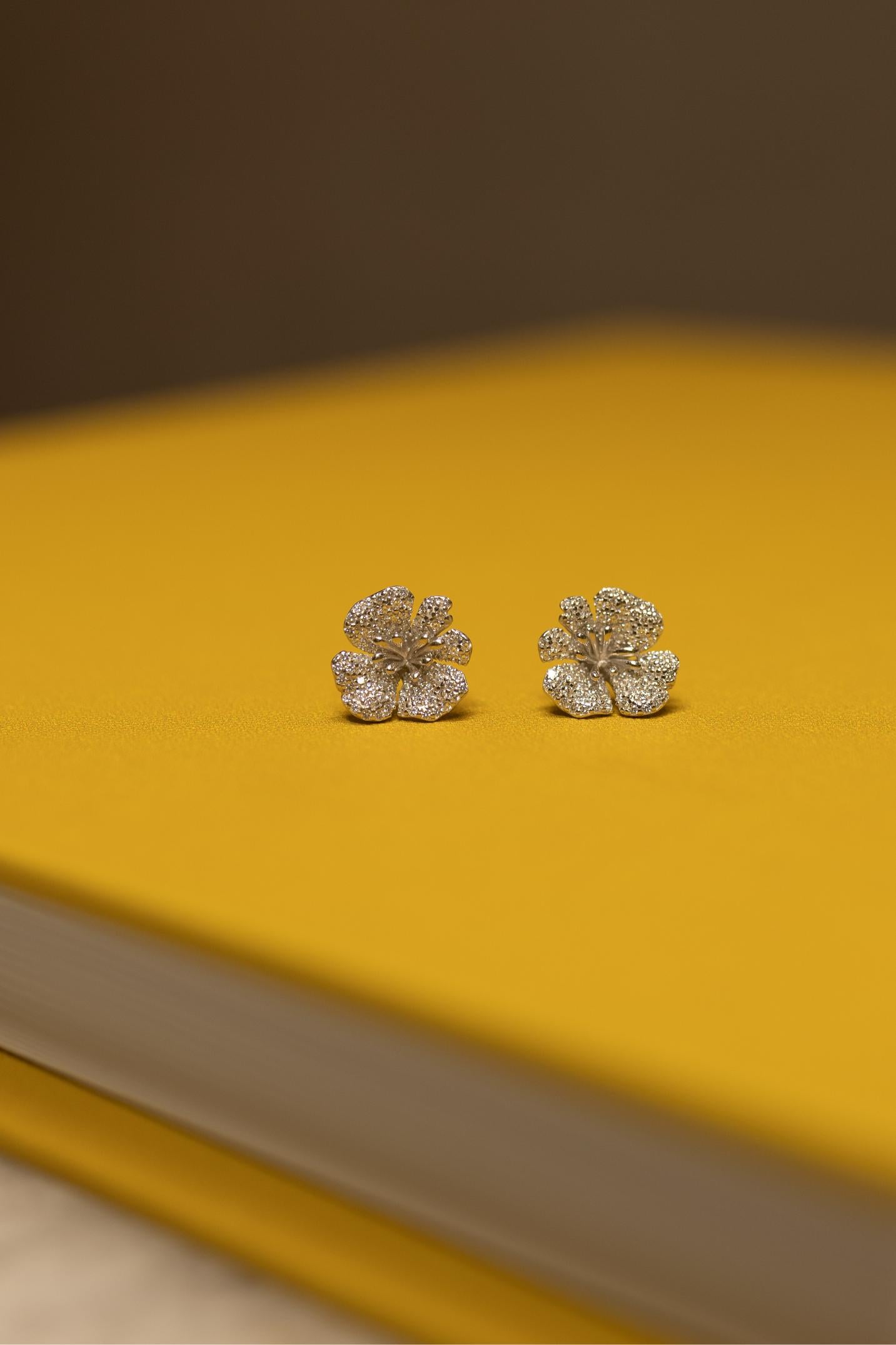 Brinco Flor Micro Cravejada Moissanite Prata 925 Ródio Branco