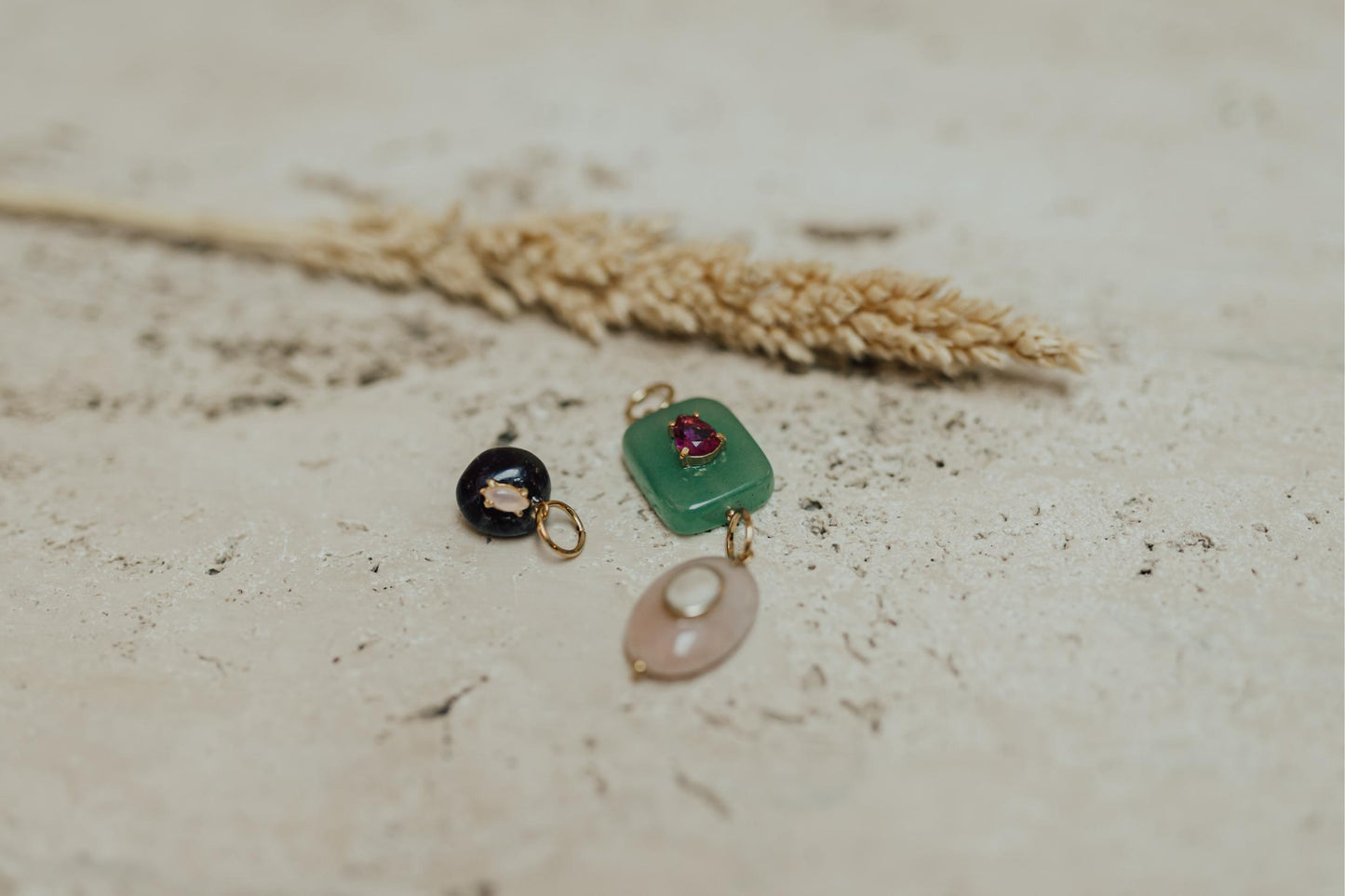 Pingente de Pedras Naturais Dourado