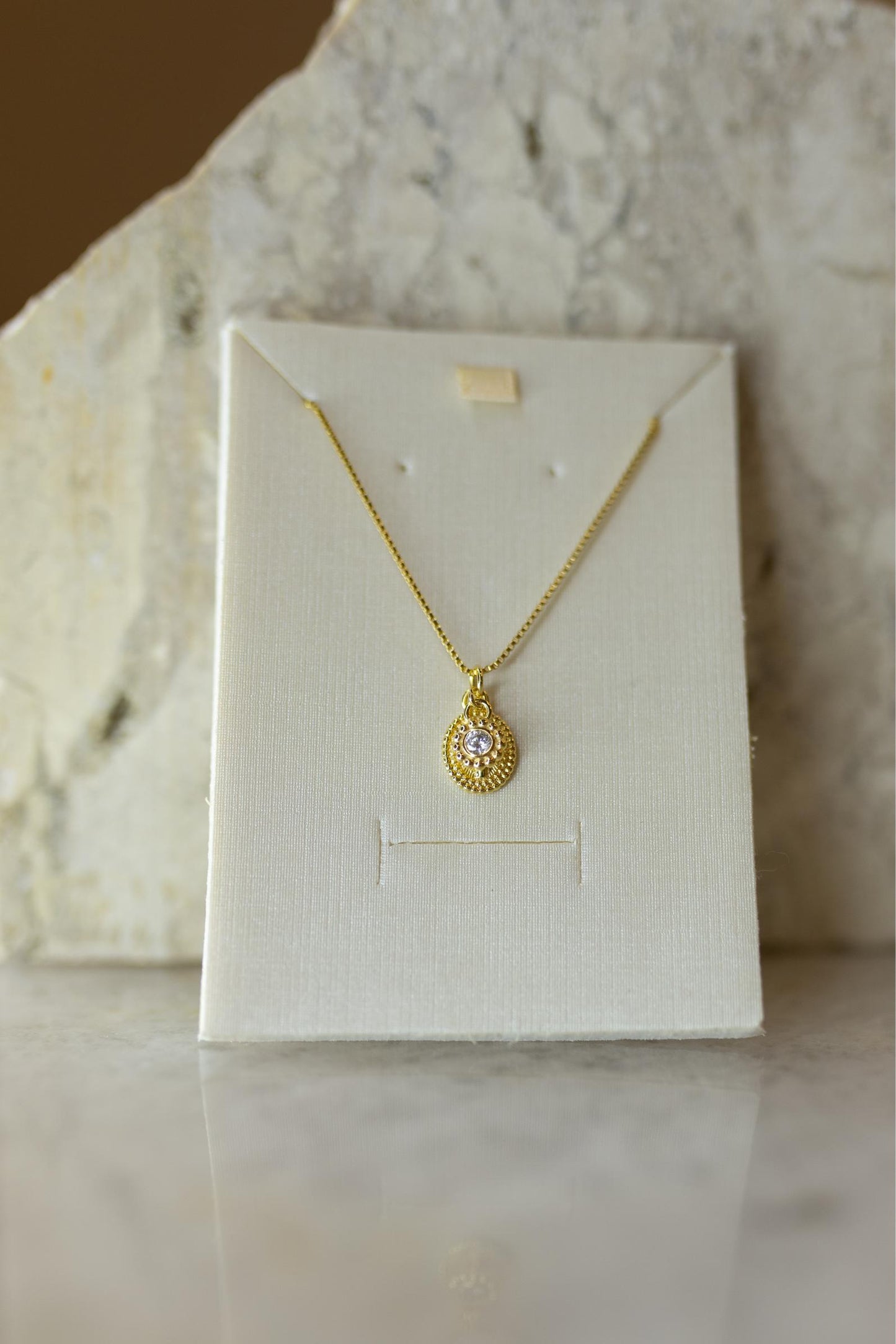 Colar Nossa Senhora das Graças Ponto de Luz Dourado