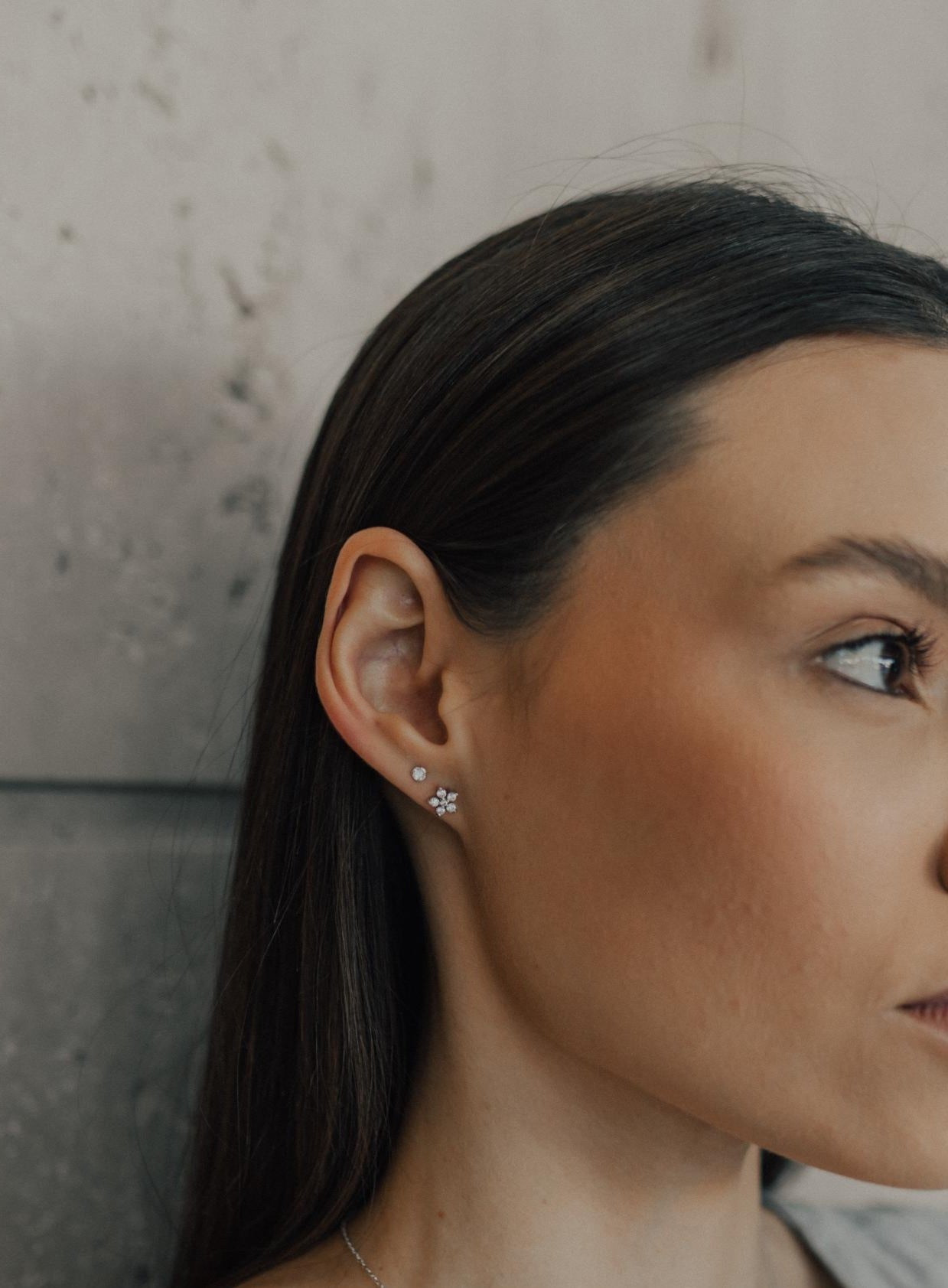 Brinco Mini Flor Ródio Branco