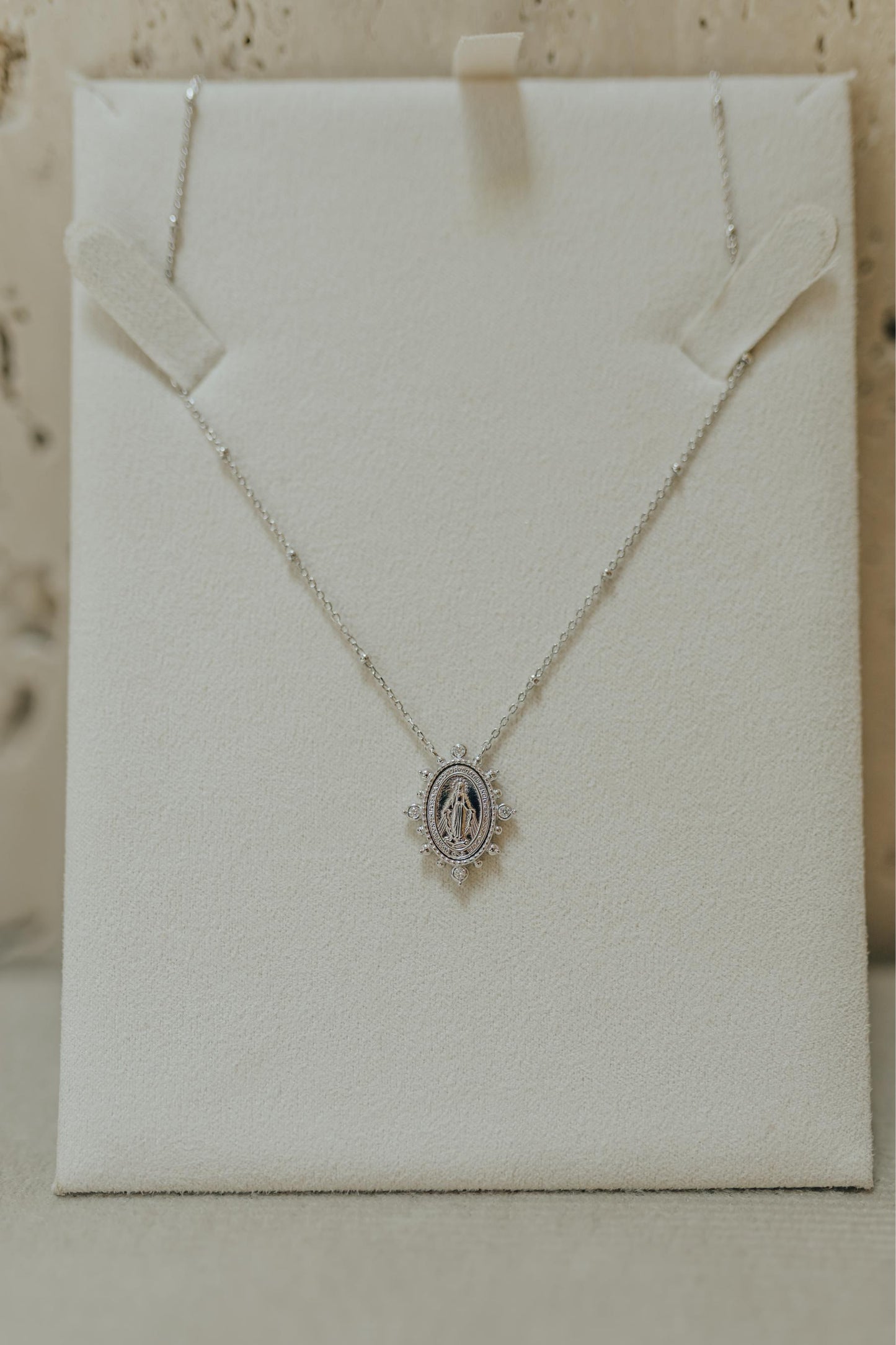 Colar Medalha Cristais Nossa Senhora das Graças Moissanite Prata 925