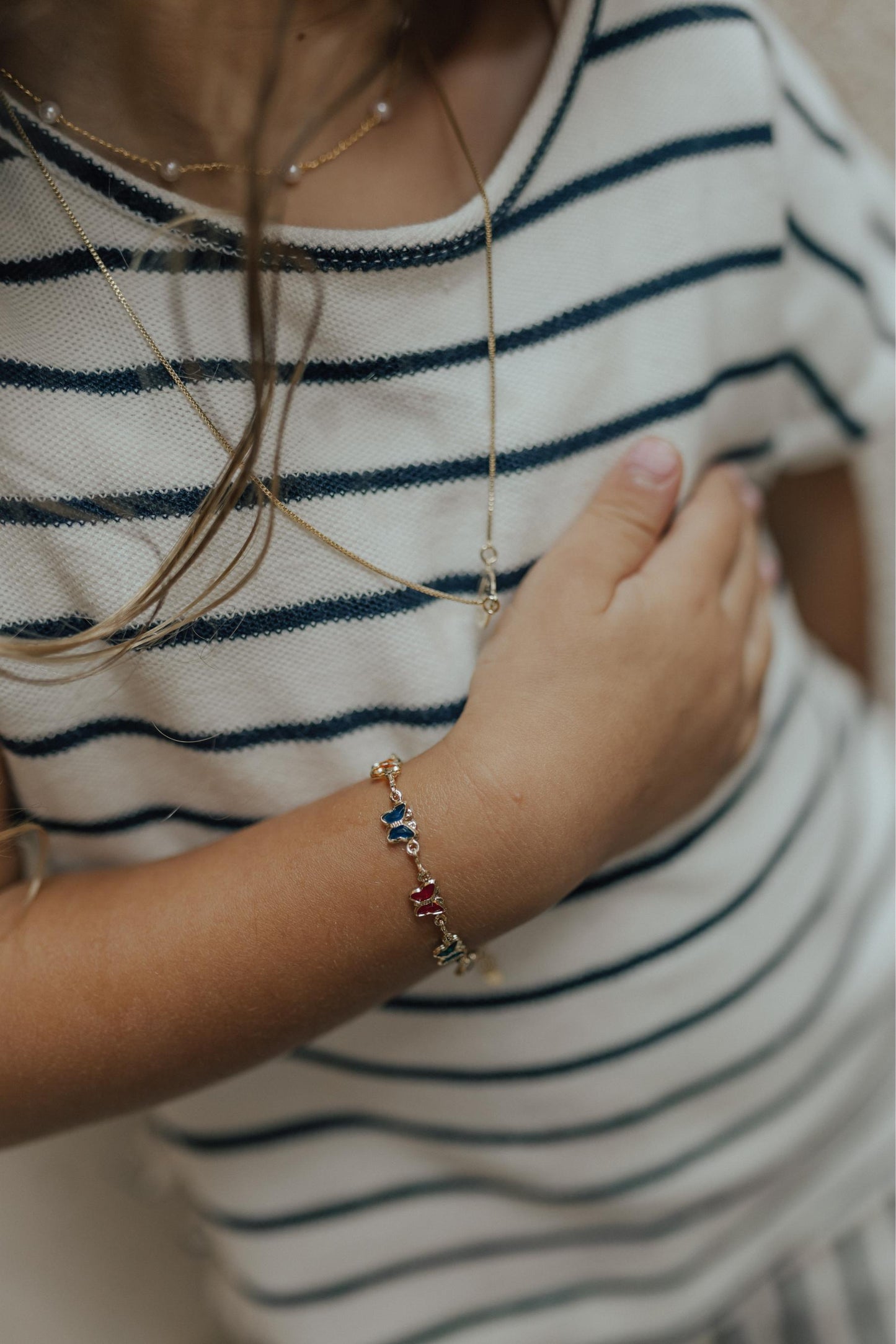 Pulseira Infantil de Borboletas Coloridas Dourado
