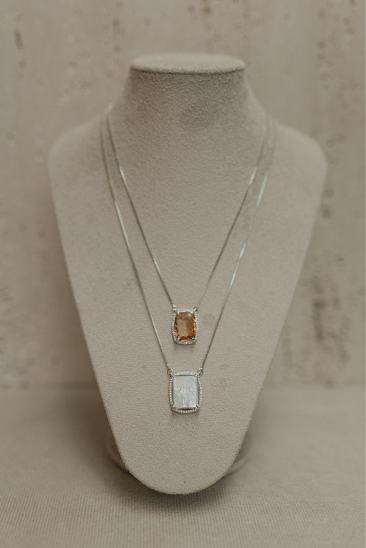 Colar Escapulário Madrepérola Morganita Ródio Branco