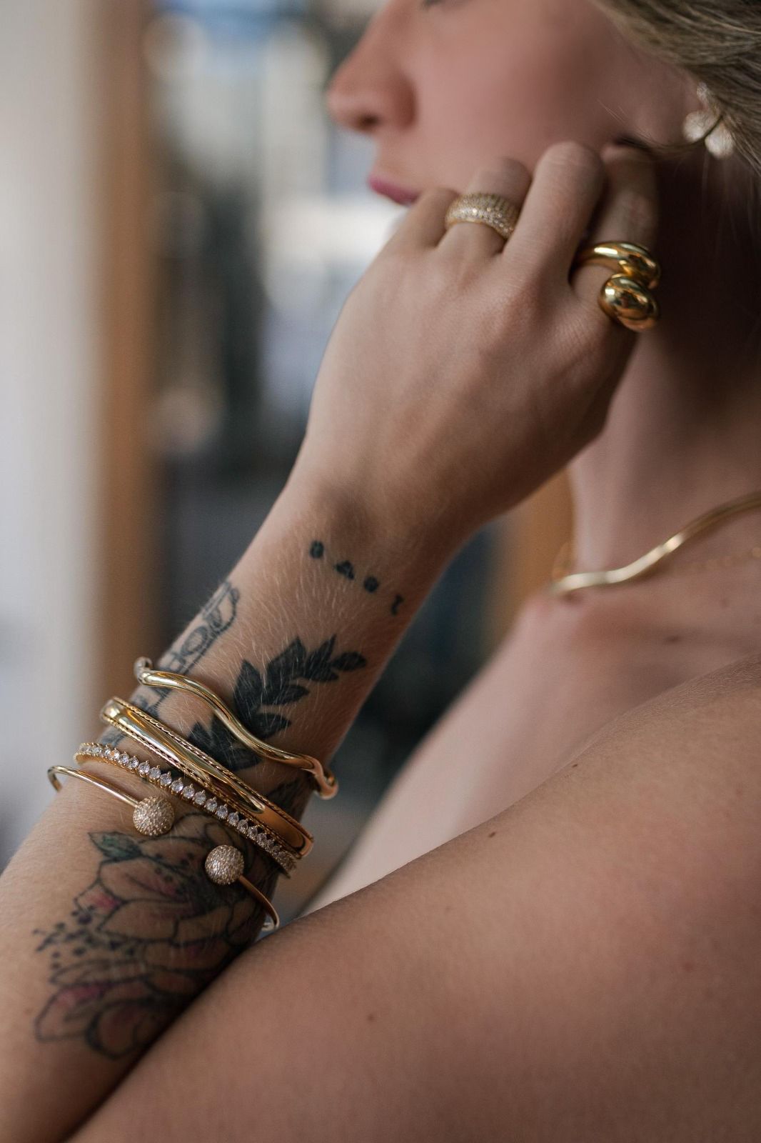 Bracelete com Borda Trabalhada Dourado