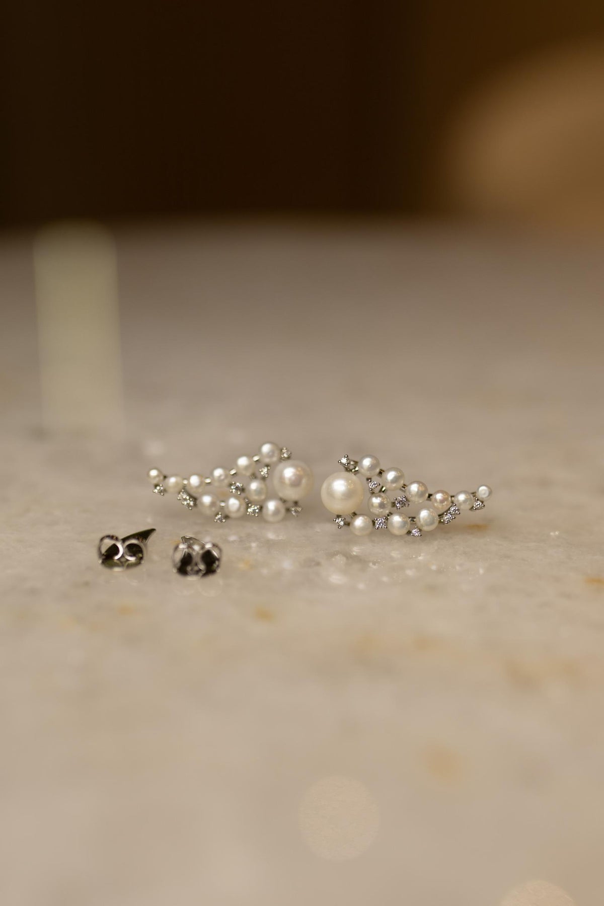 Brinco Ear Cuff Pérolas e Zircônias Cristal Ródio Branco