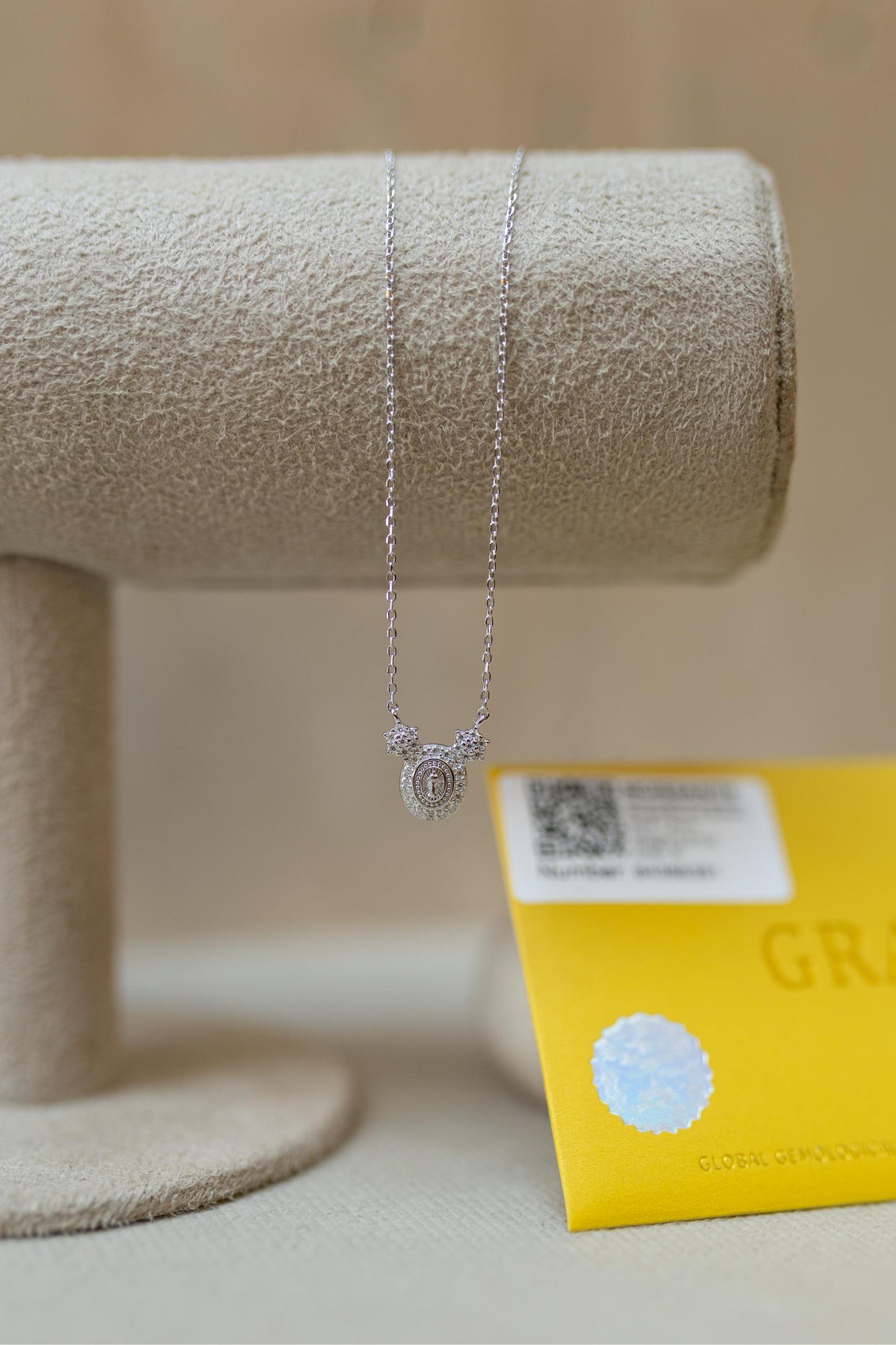 Colar Mini Nossa Senhora das Graças Moldura Flor Moissanite Prata 925 Ródio Branco