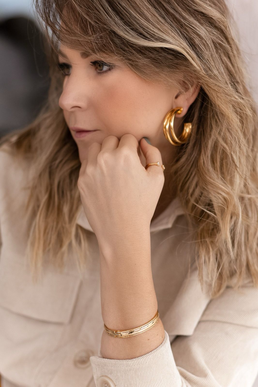 Bracelete com Borda Trabalhada Dourado