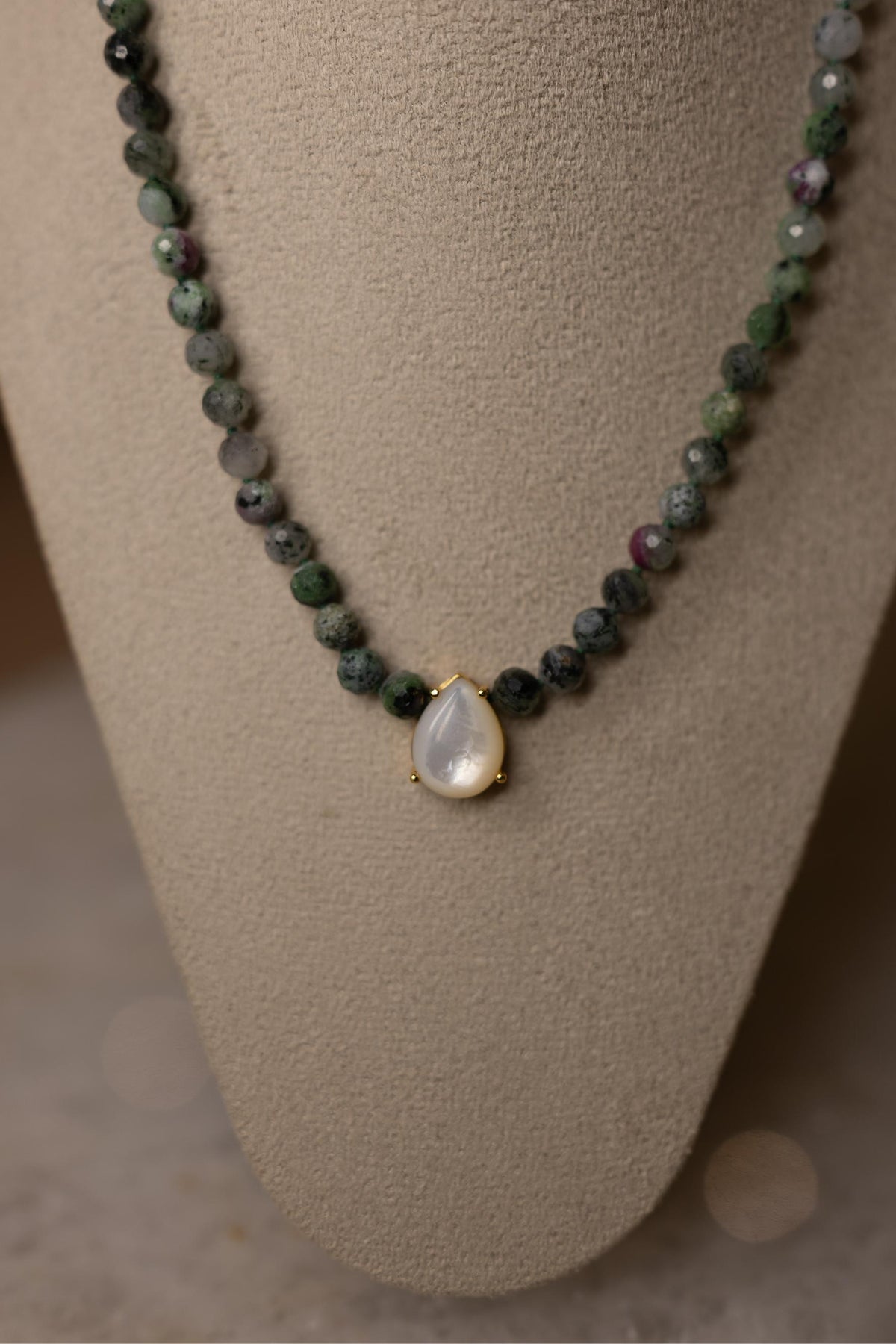 Colar Zoesita com Madrepérola Dourado