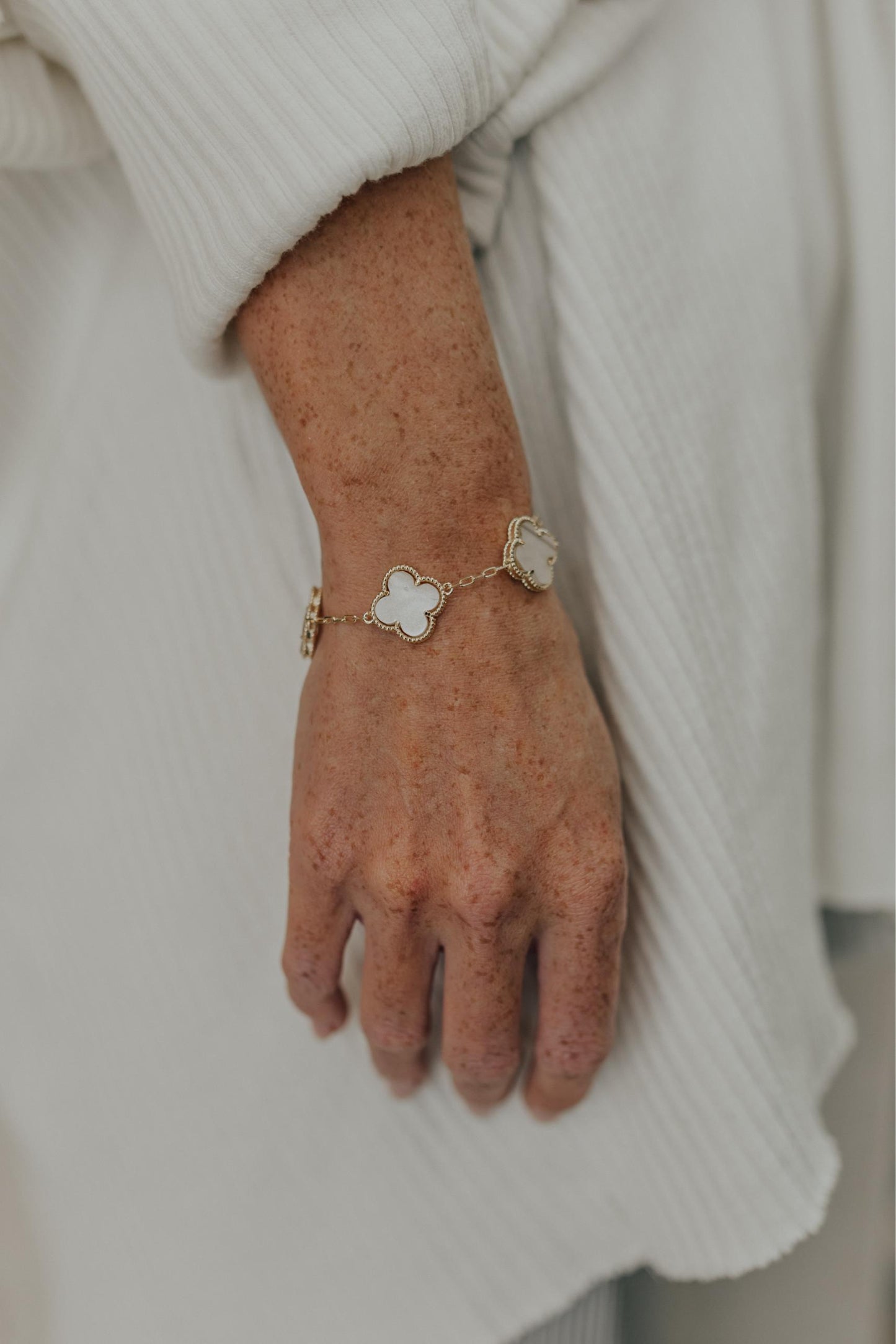 Pulseira Inspo Trevo Marfim Dourado