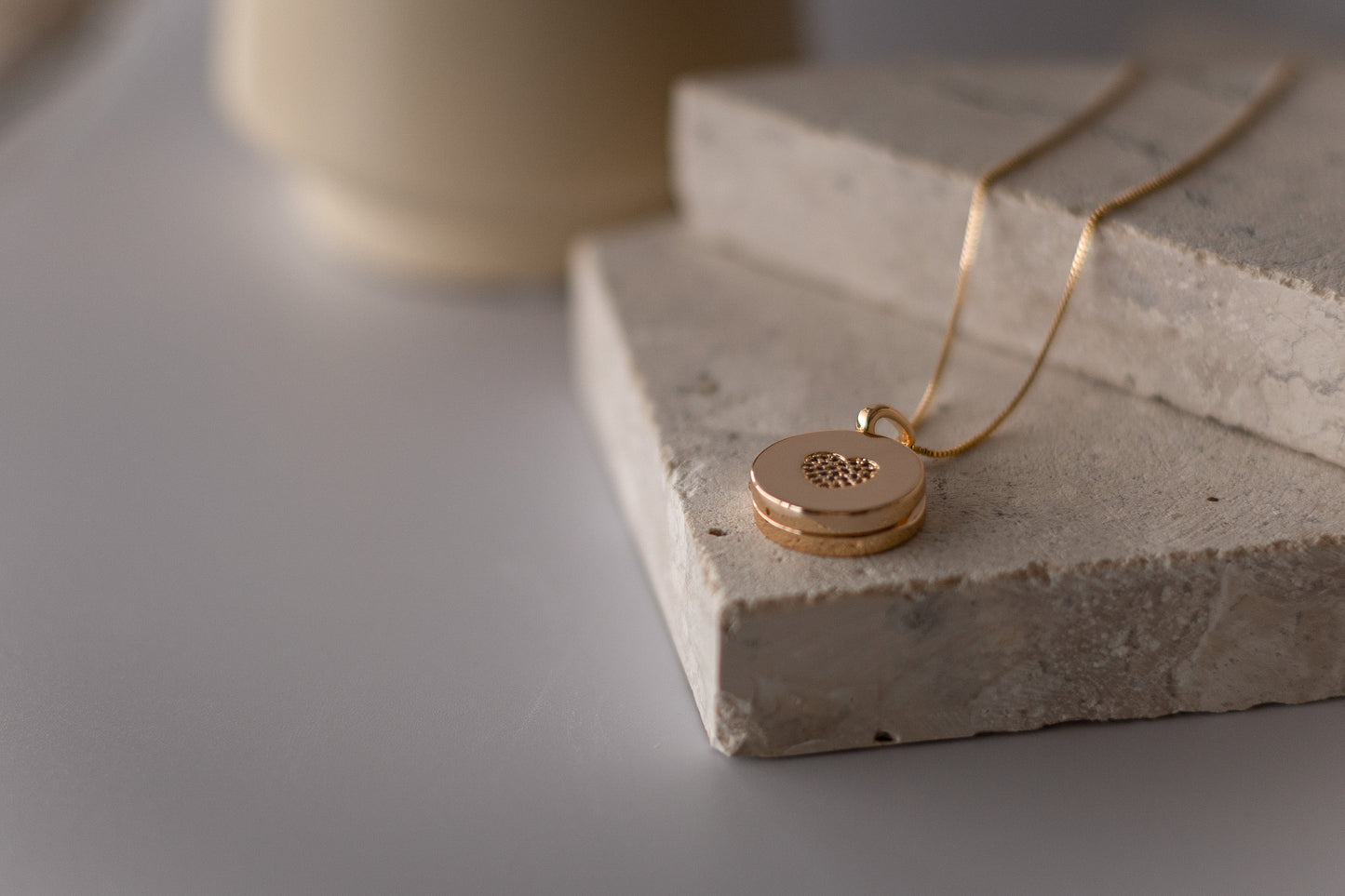 Colar Relicário com Coração Cravejado