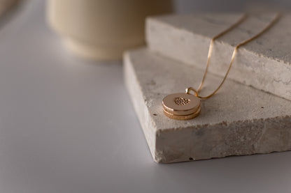 Colar Relicário com Coração Cravejado