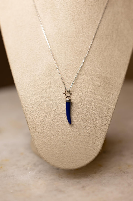 Colar Dente Resina Azul Ródio Branco