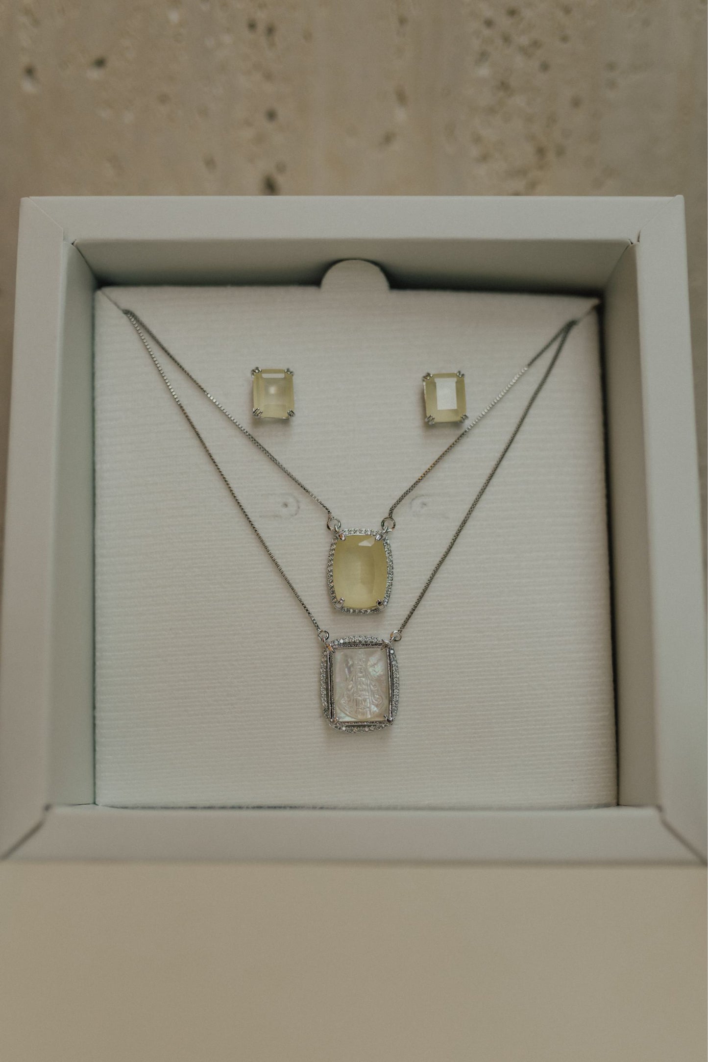 Colar Escapulário Madrepérola Safira Amarela Ródio Branco