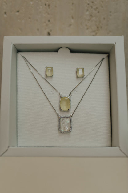 Colar Escapulário Madrepérola Safira Amarela Ródio Branco