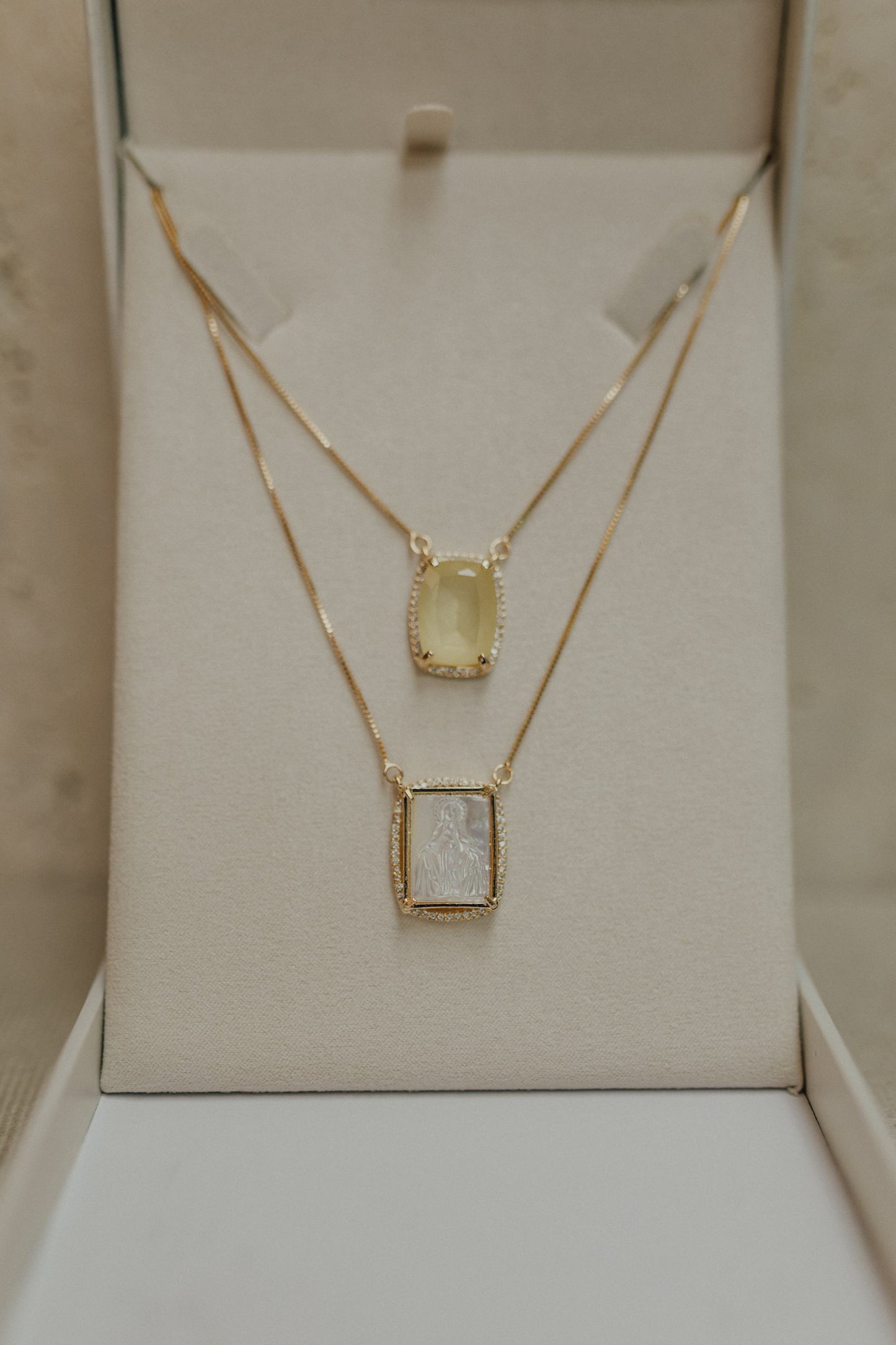 Colar Escapulário Madrepérola Safira Amarela Dourado