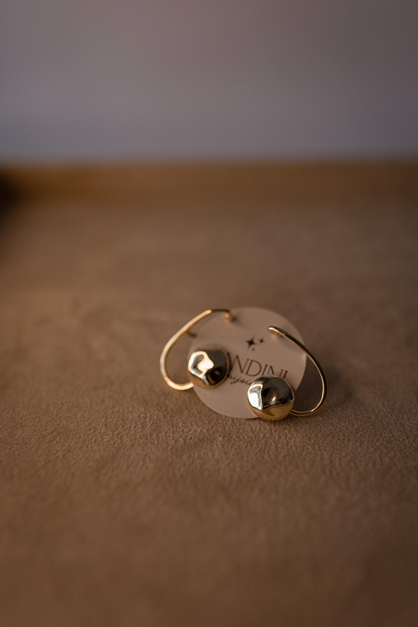 Brinco Botão Orgânico Flat Dourado