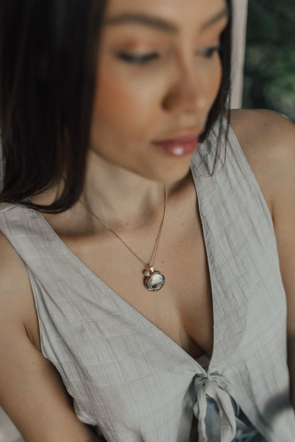 Colar Relicário Personalizado com 2 Fotos | Borda Trabalhada Banho Ouro 18k
