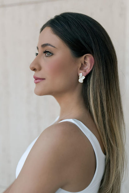 Brinco 3 Pétalas Mini Perolado Dourado