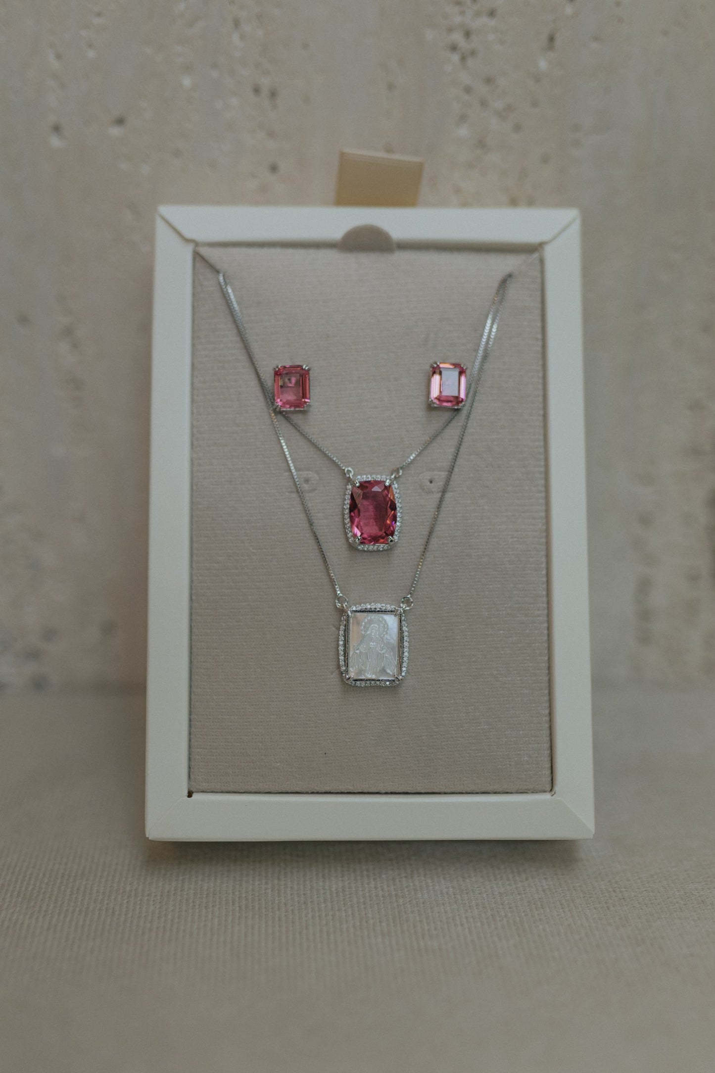 Colar Escapulário Madrepérola Safira Rosa Ródio Branco