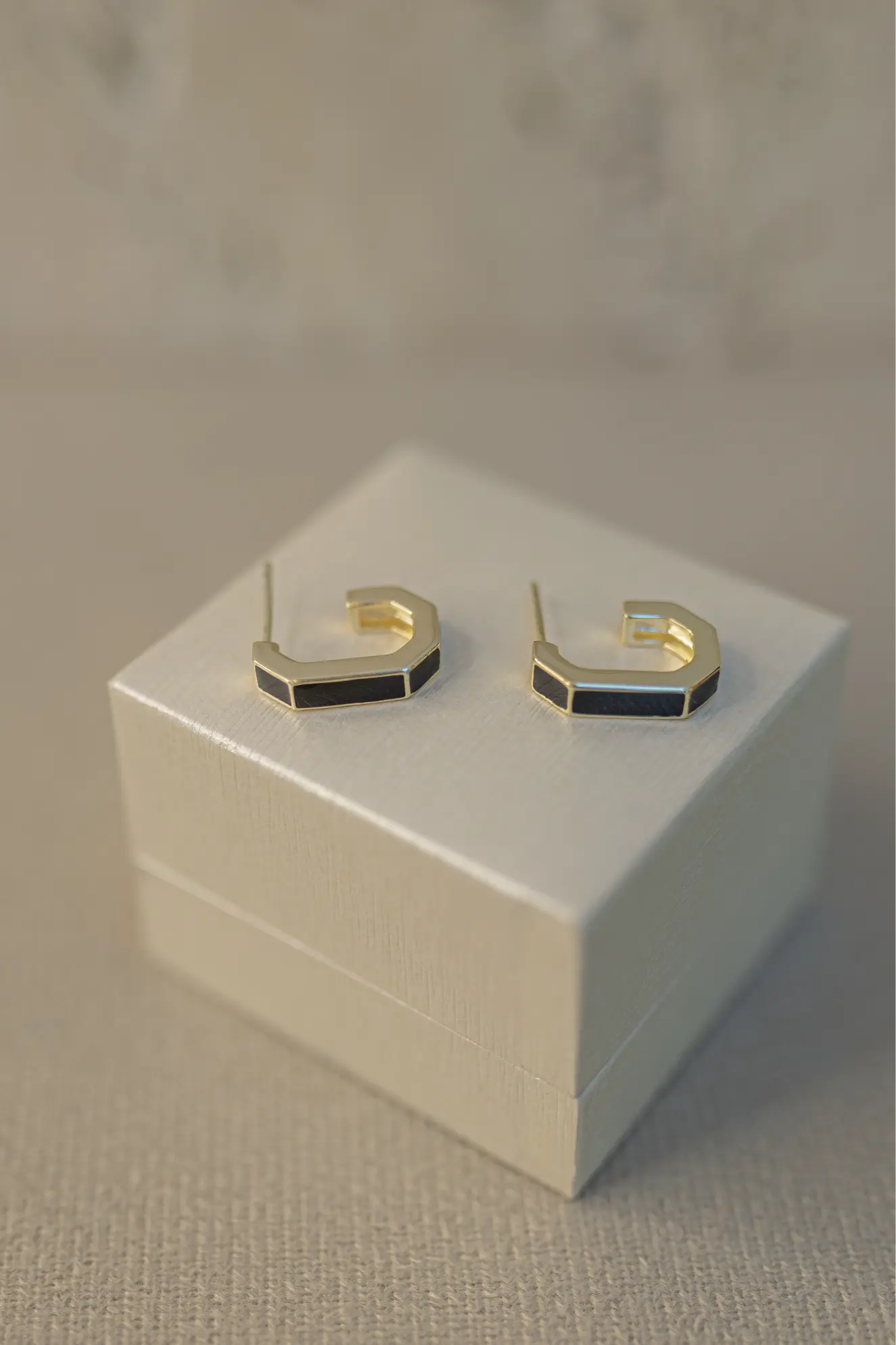 Brinco Argola Oval Esmaltada Preta Dourada