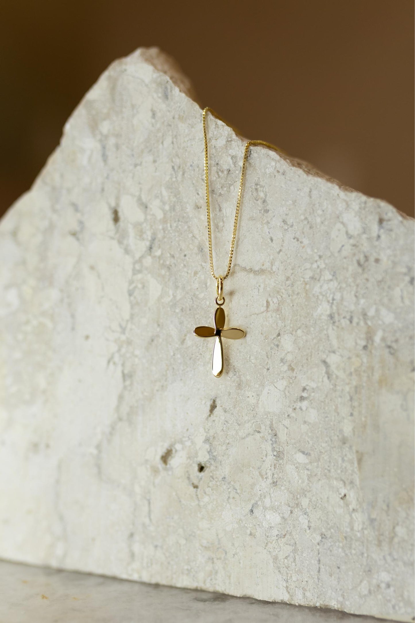 Colar Crucifixo Liso Dourado