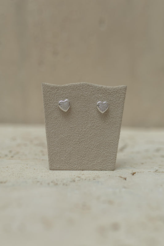 Brinco Coração Contorno Liso e Miolo Cravejado Ródio Branco