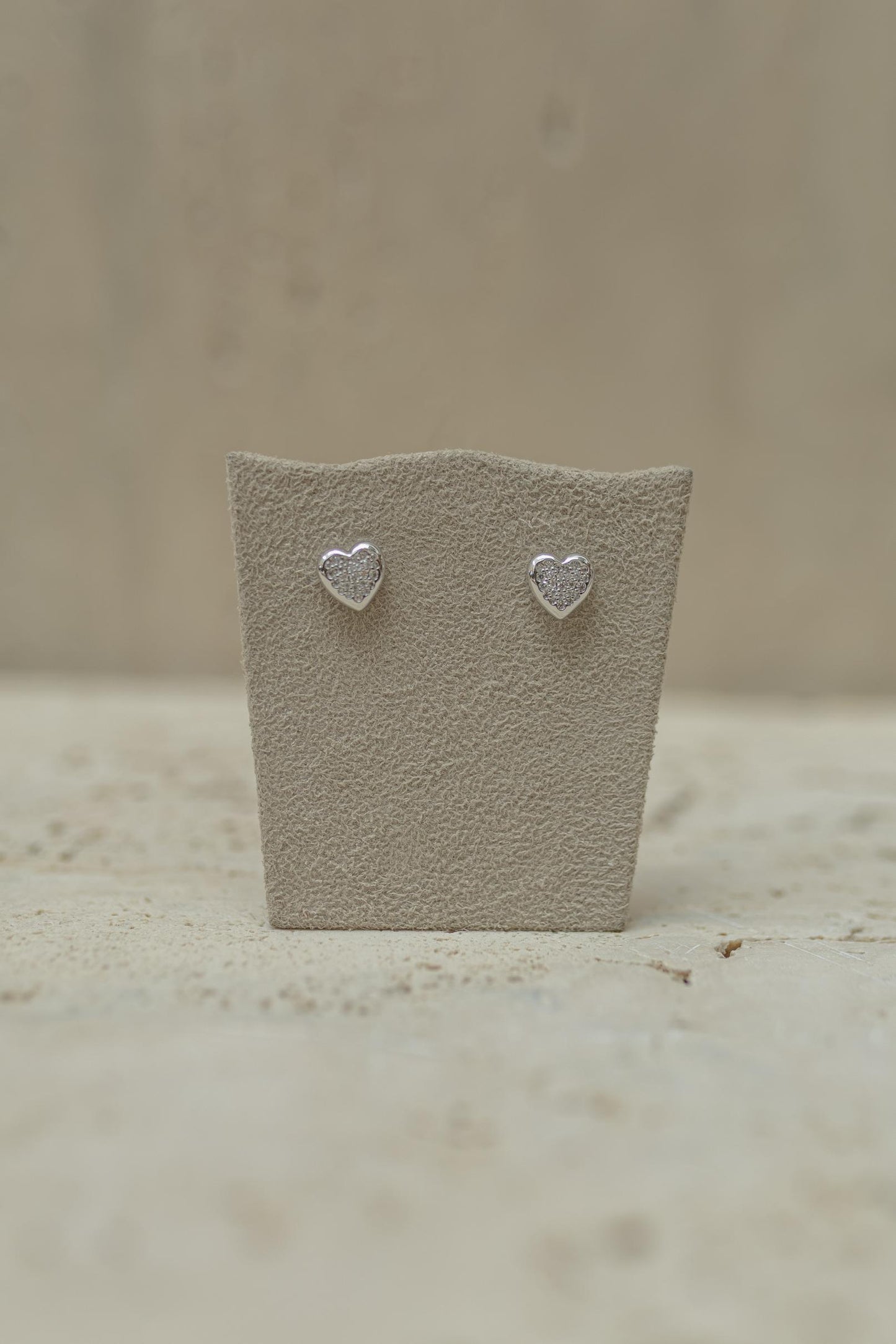 Brinco Coração Contorno Liso e Miolo Cravejado Ródio Branco