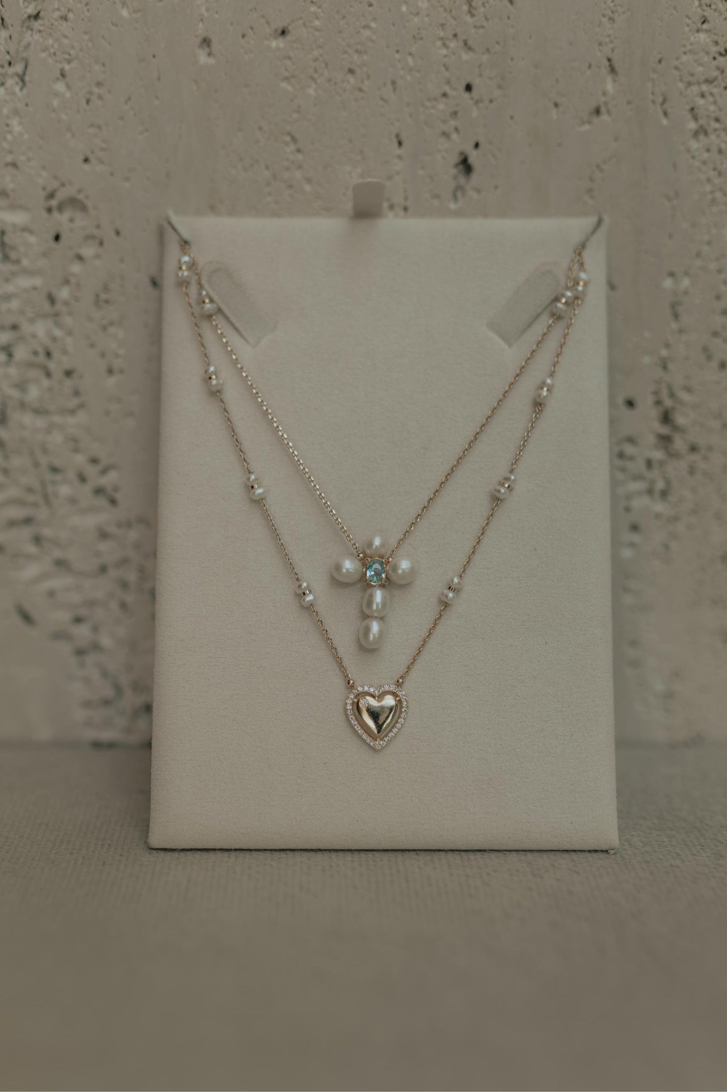 Colar Escapulário Cruz e Coração Pérolas Dourado