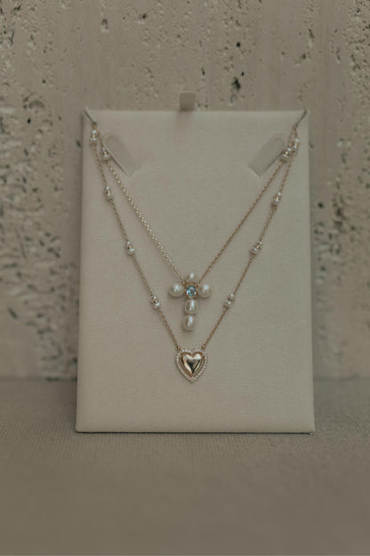 Colar Escapulário Cruz e Coração Pérolas Dourado