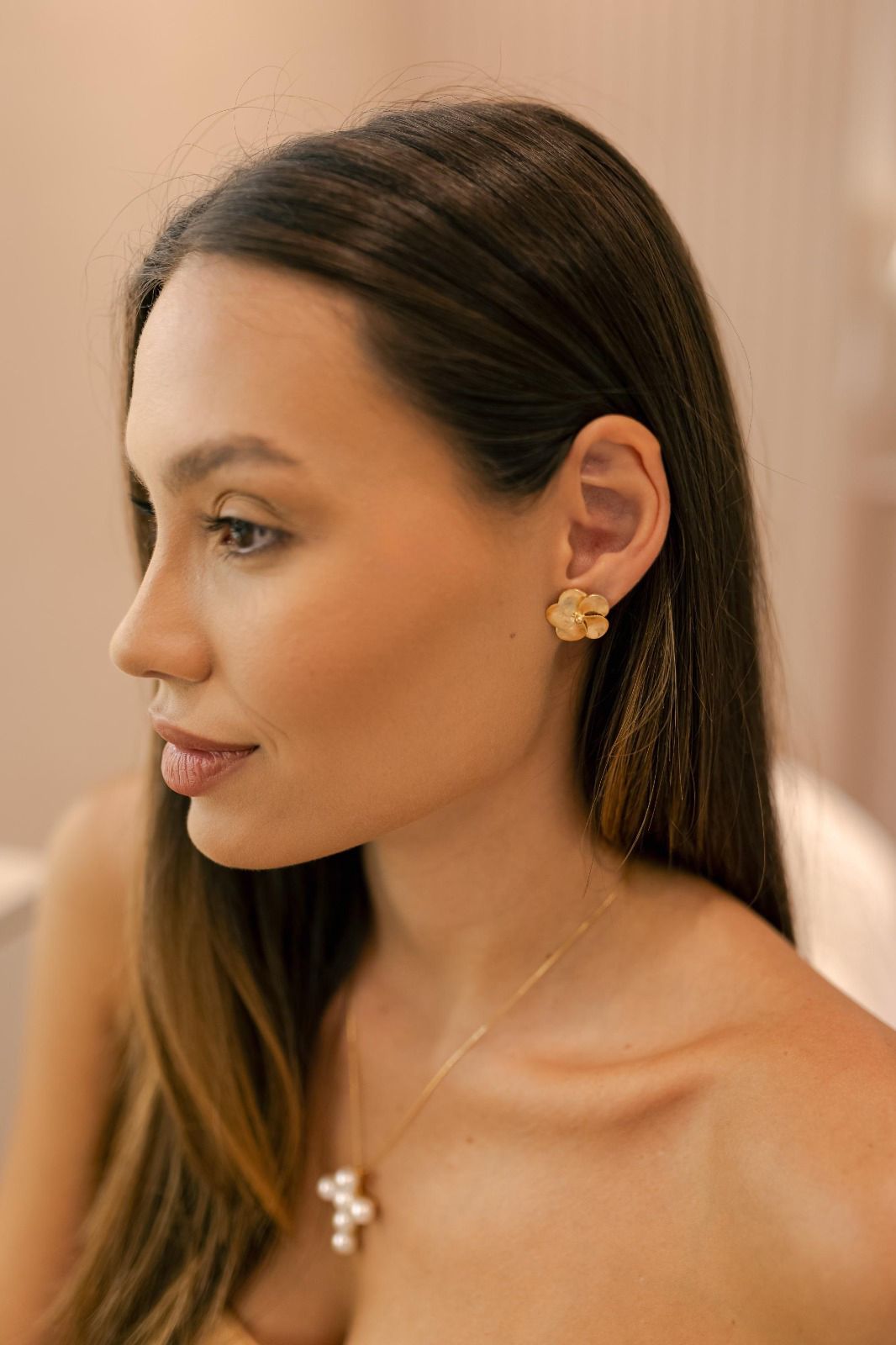 Colar Crucifixo de Pérola Dourado