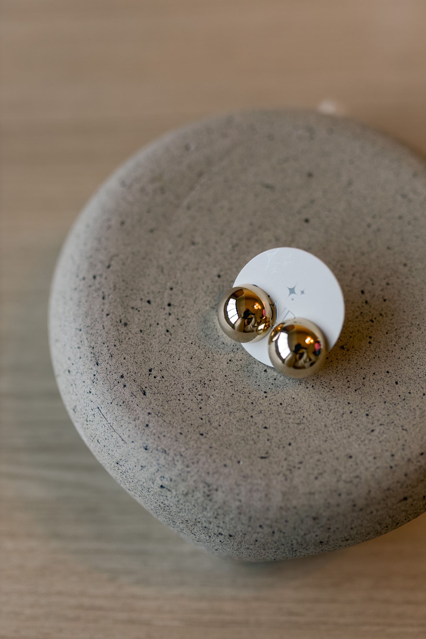 Brinco Botão Meia Esfera M Dourado