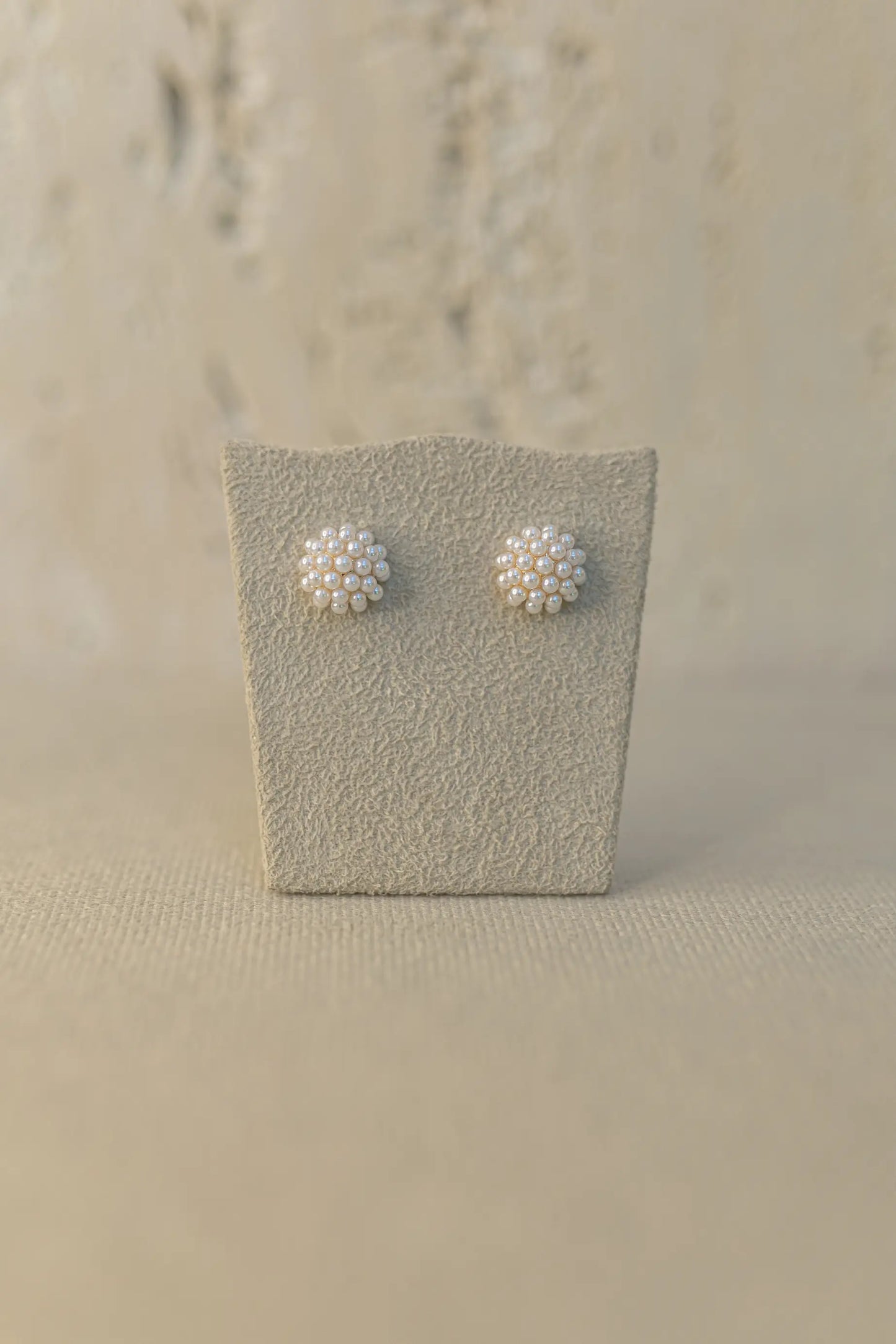 Brinco Meia Esfera de Micropérolas Dourado