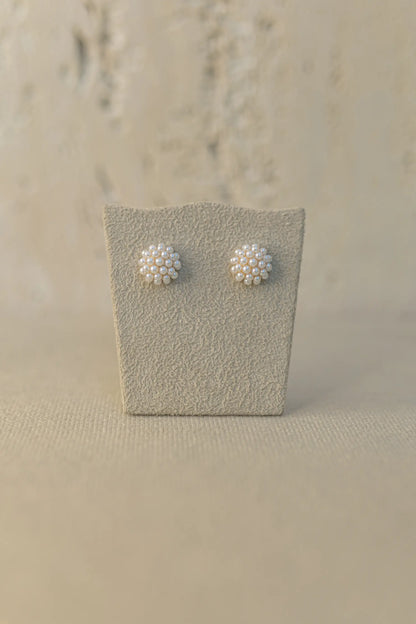 Brinco Meia Esfera de Micropérolas Dourado