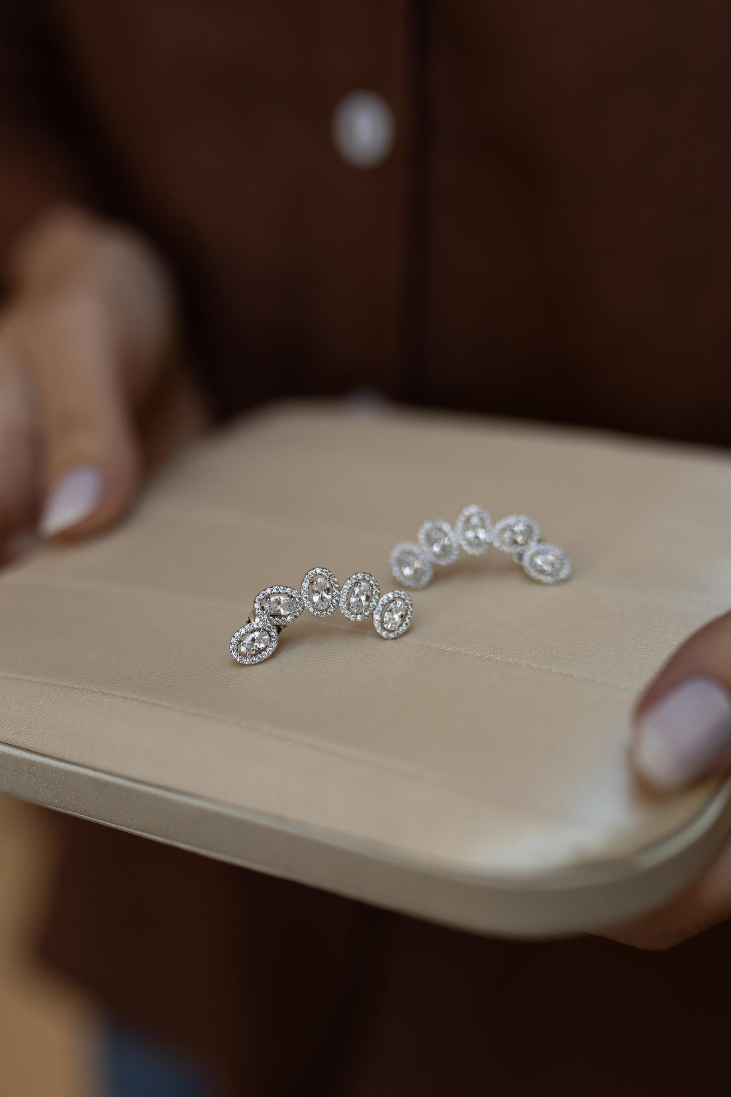 Brinco Ear Cuff Oval Cravejado Ródio Branco