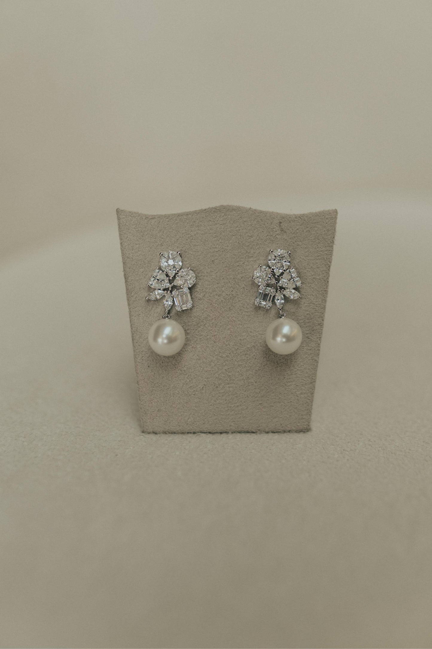 Brinco Geométrico Invisible Pérola Ródio Branco