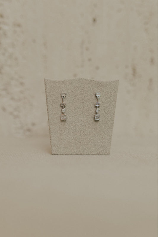 Brinco Pêndulo Zircônias Ródio Branco