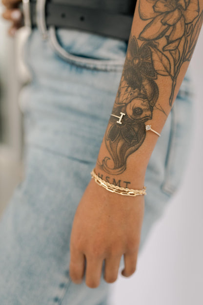 Bracelete Ponto de Luz e Letra Cravejada Dourado